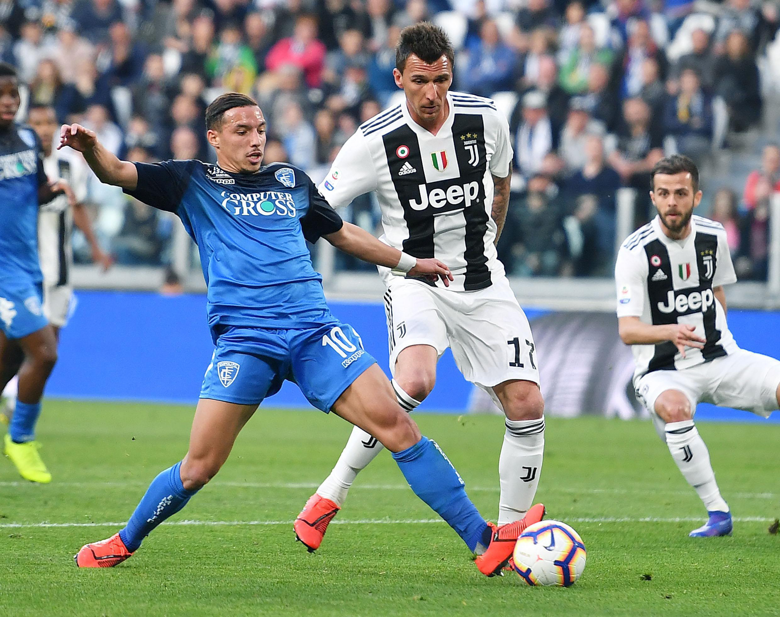 拉拉维亚晒照庆祝客场之旅结束（拉拉维亚晒照庆祝客场征程收官）