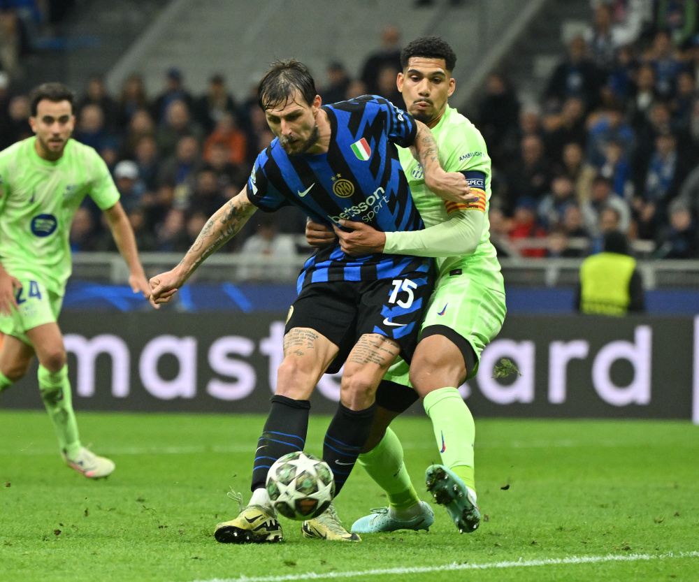 莱万过去15次首发出战法兰克福斩15球，曾两次上演帽子戏法（莱万近15次首发战法兰克福轰入15球，两次上演帽子戏法）