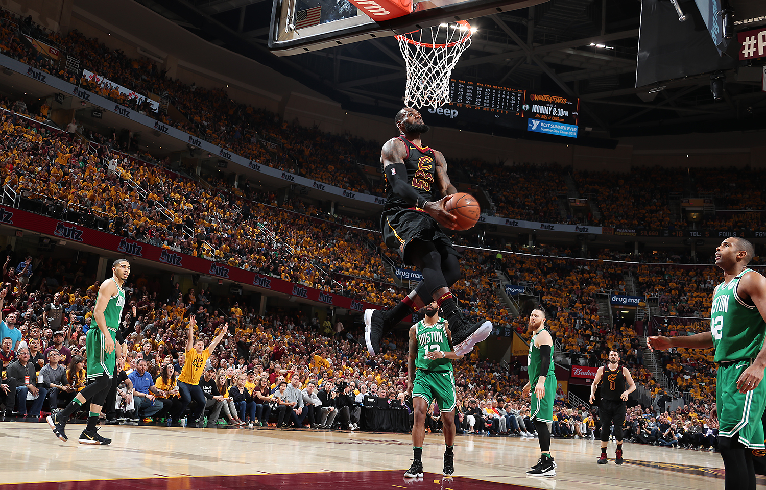 拜仁官方：穆西亚拉今天完成了部分单独训练（拜仁通报：穆西亚拉今日进行部分个人训练）