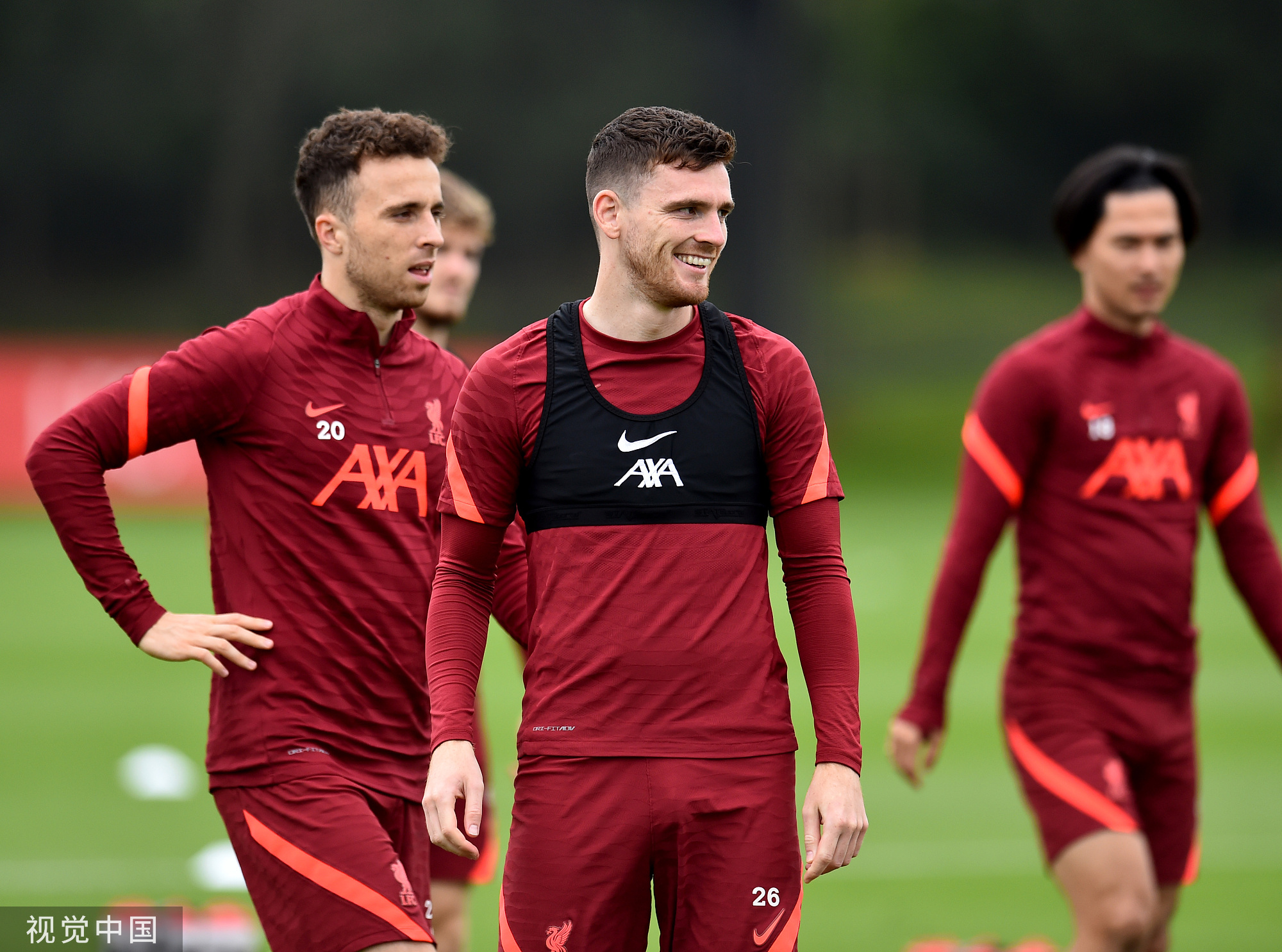 球迷向场内扔杂物引发骚乱，梅西印度行球场亮相仪式提前结束（球迷投掷杂物引发骚动，梅西印度行球场亮相仪式被迫提前结束）