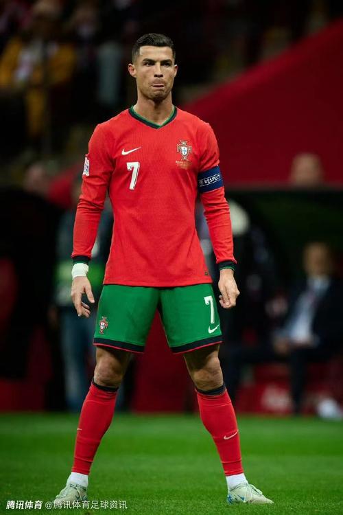 詹姆斯助攻队友完成精彩扣篮（詹姆斯妙传助队友上演精彩暴扣）