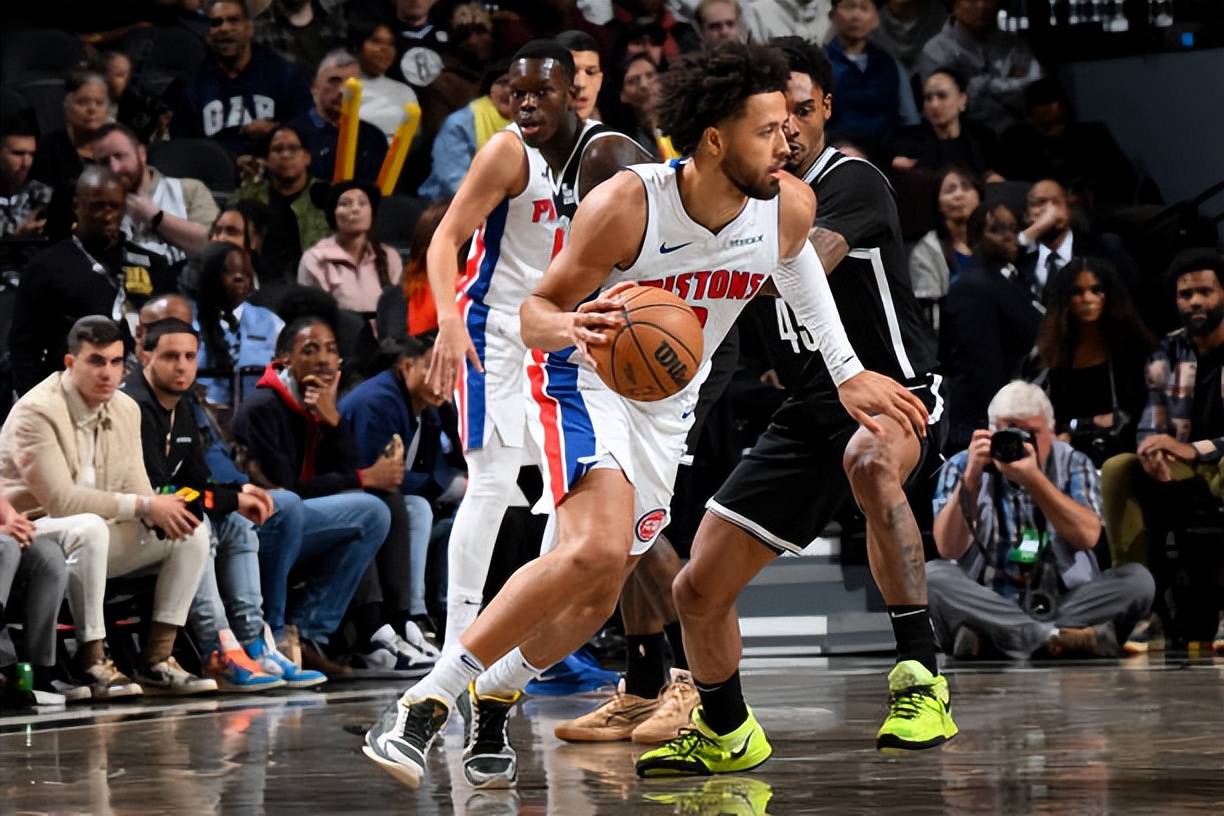 众名宿挺梅努：自家天才不受待见，要在别队曼联又会天价求购（多位名宿力挺梅努：曼联自家天才遭冷落，若在他队红魔必砸天价求购）