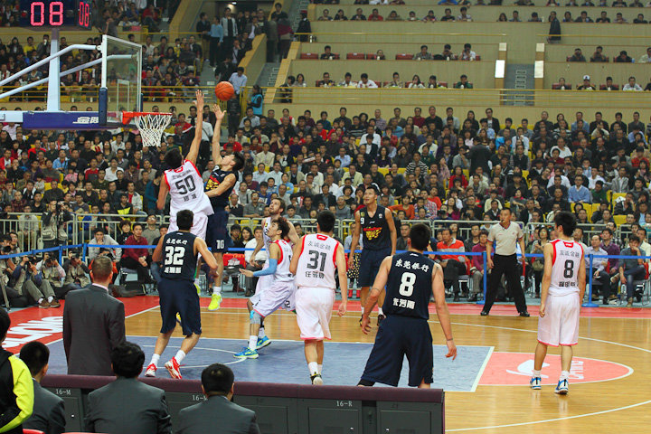 半场战报：葡萄牙体育2-0布鲁日，路易斯-苏亚雷斯传射（半场快讯：葡萄牙体育2比0领先布鲁日，路易斯-苏亚雷斯一传一射）